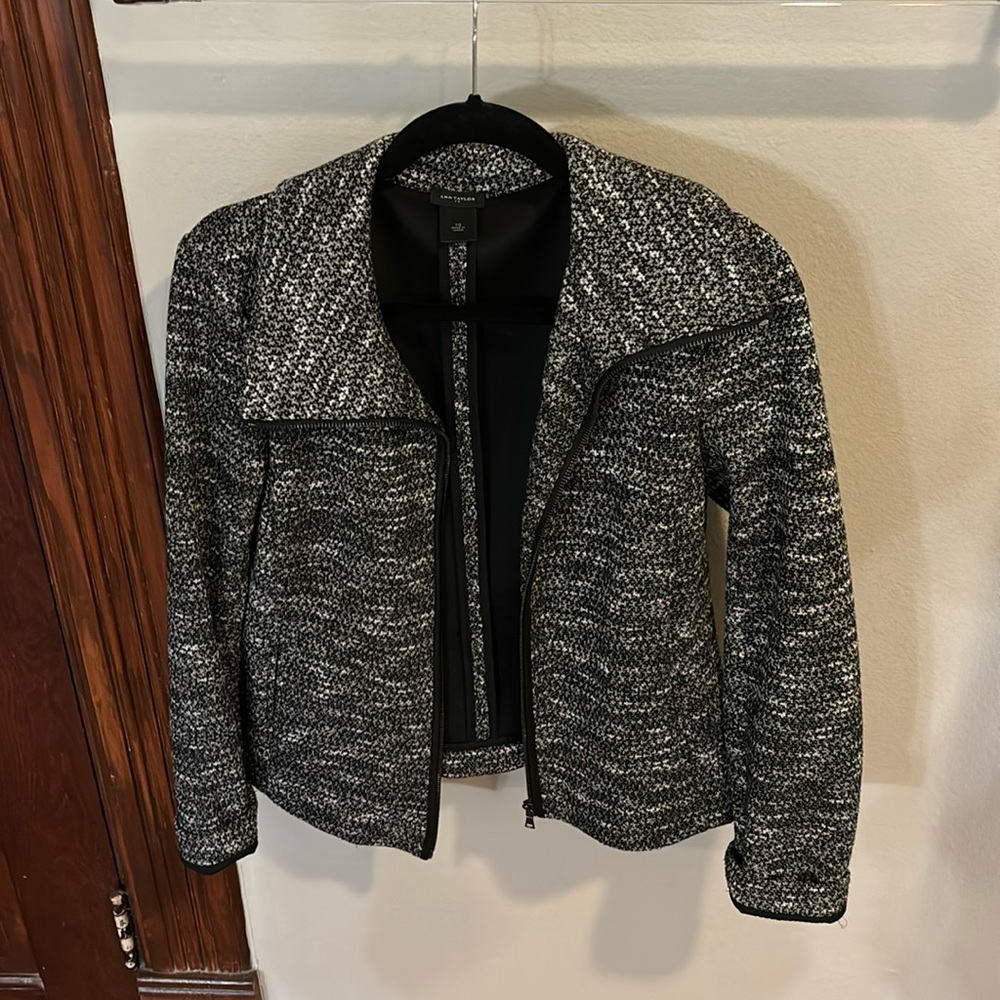 ANN TAYLOR BLACK AND WHITE ZIP UP JACKET SIZE 10